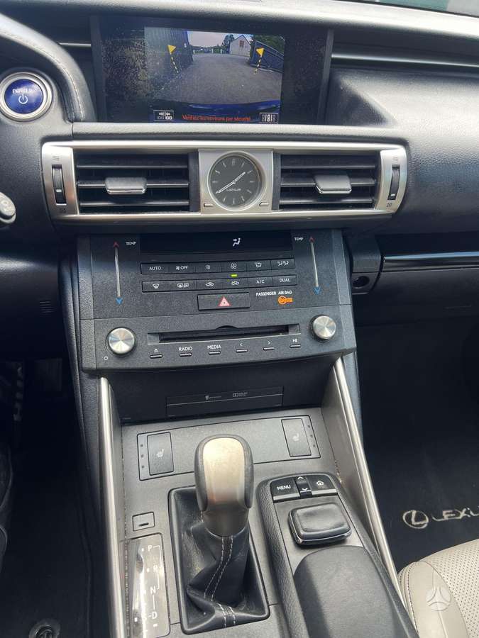 Lexus IS 300h, hatchback