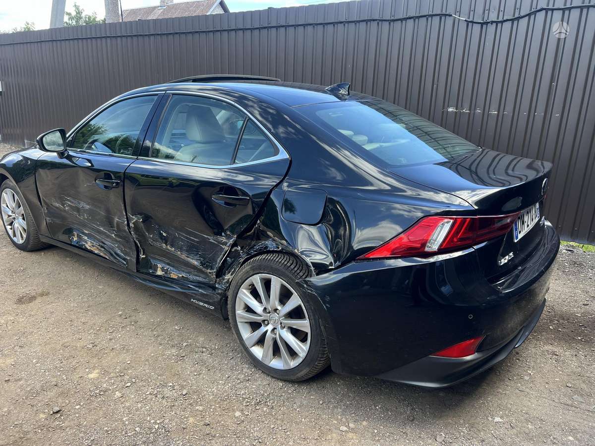 Lexus IS 300h - 7