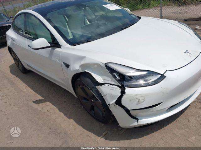 Tesla Model 3, Седан