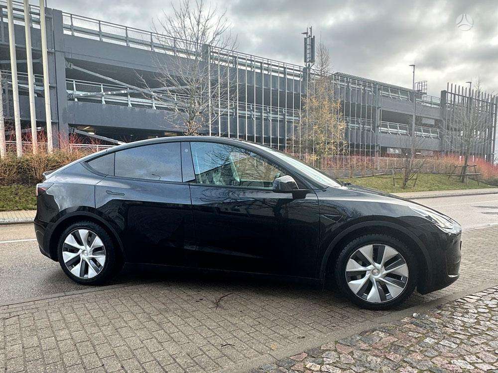 Tesla Model Y - 4