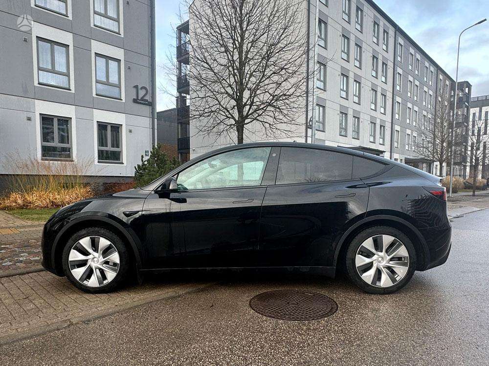 Tesla Model Y - 8