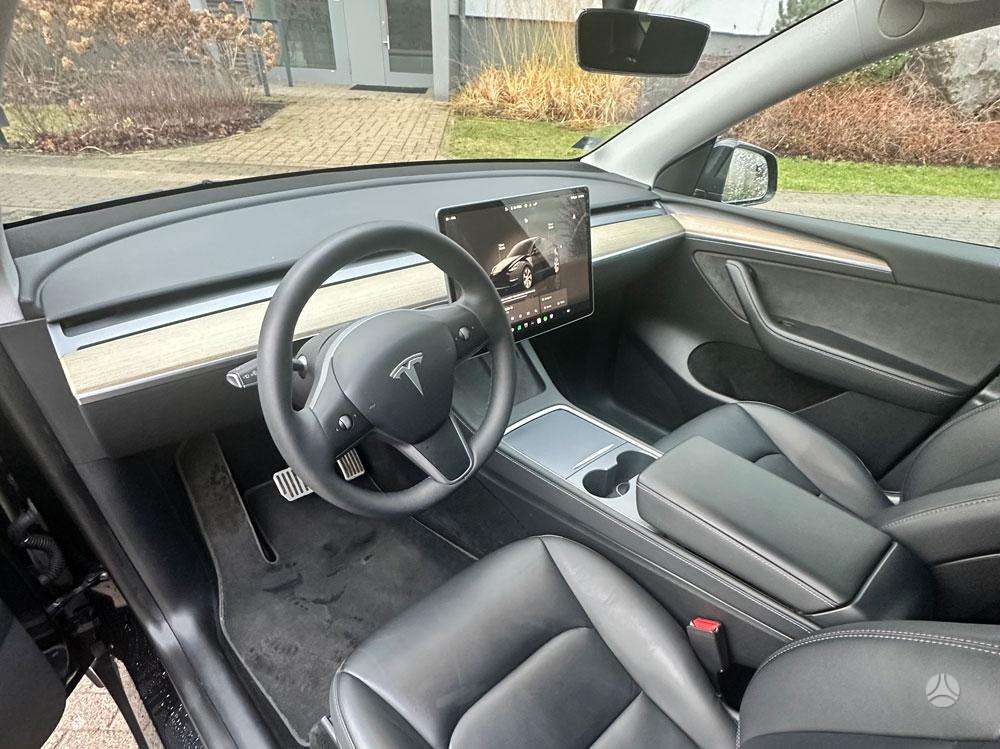 Tesla Model Y - 12