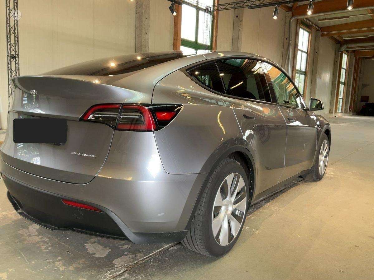 Tesla Model Y - 5