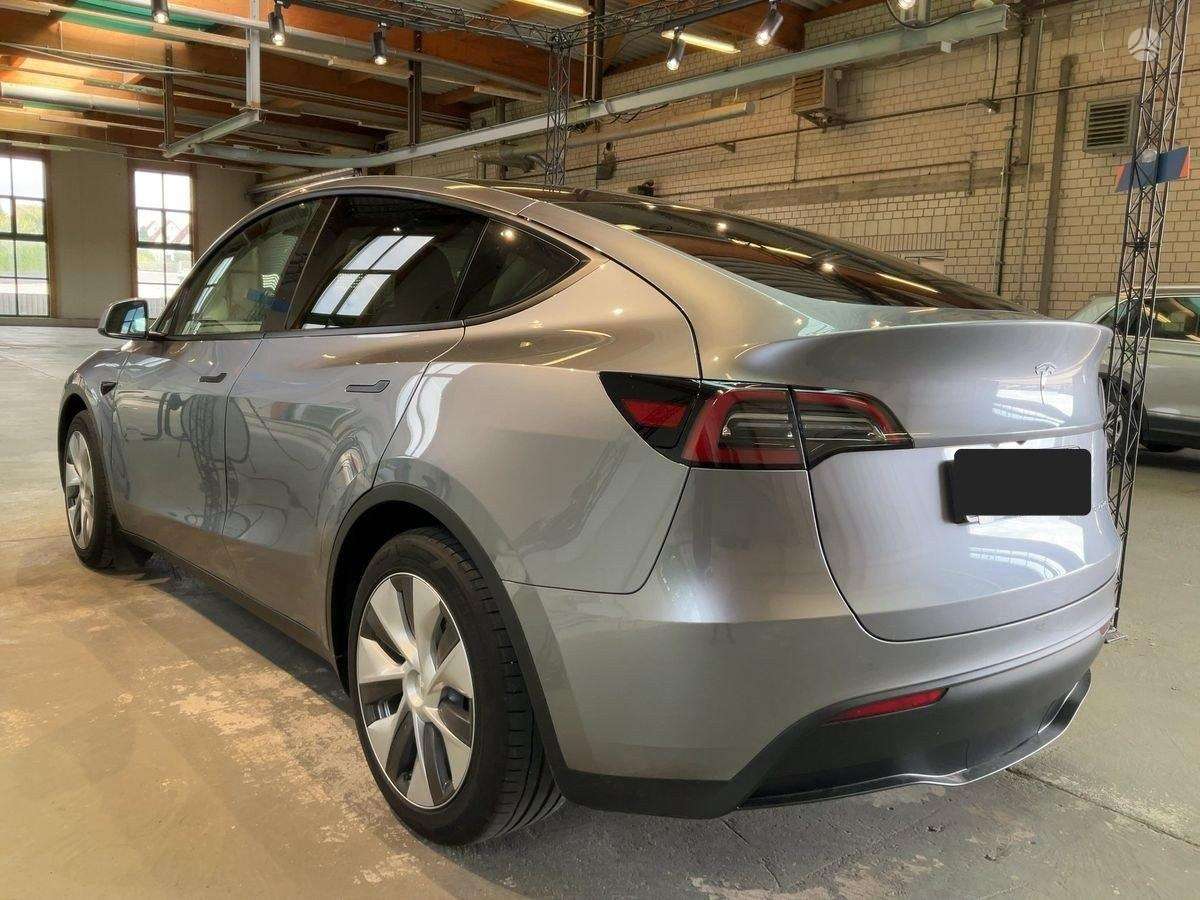 Tesla Model Y - 7