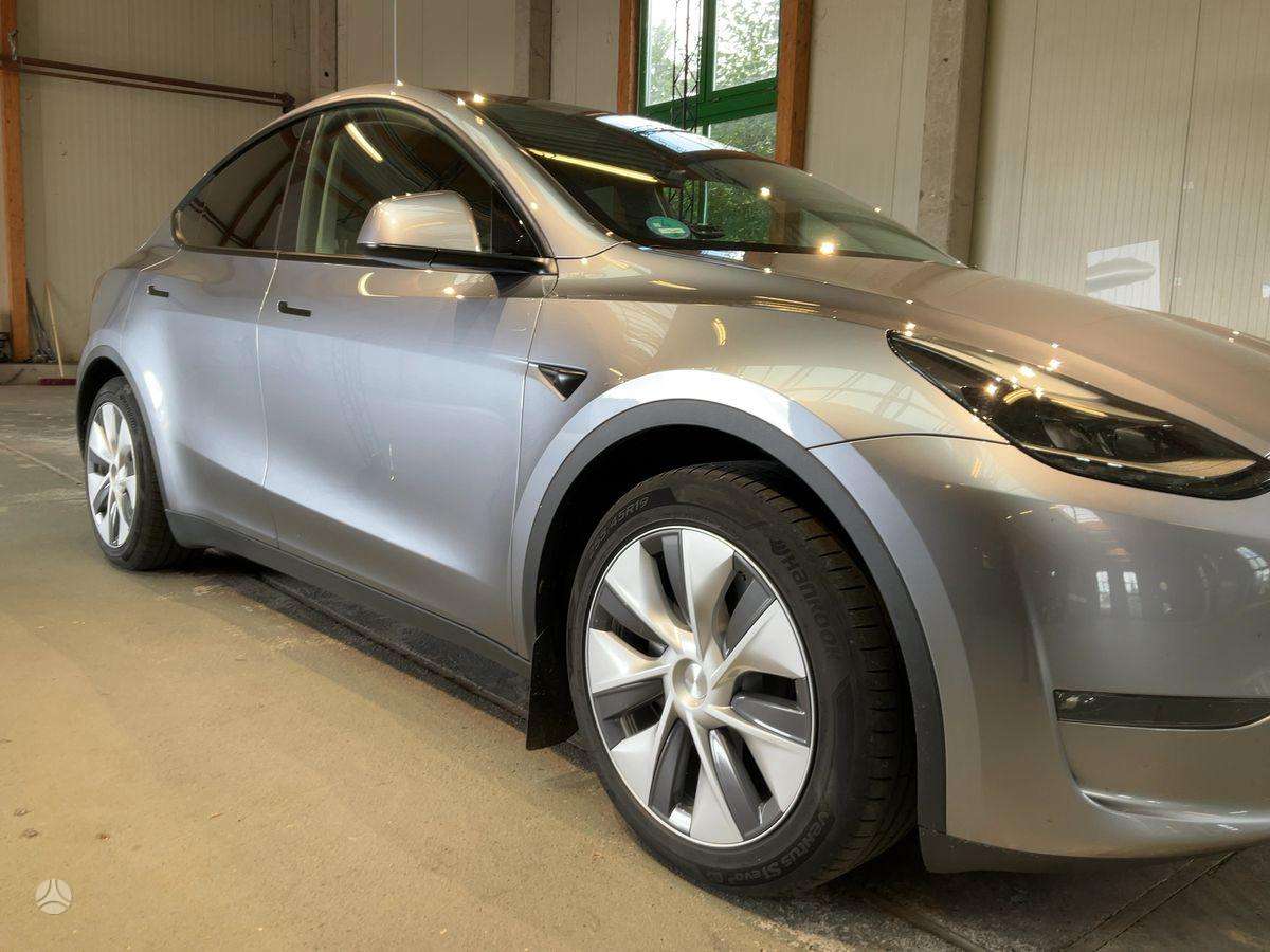 Tesla Model Y - 3
