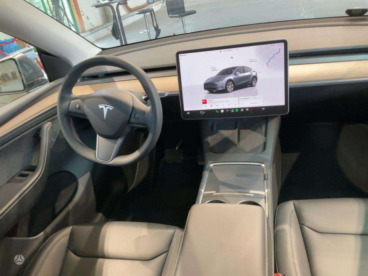 Tesla Model Y - 8