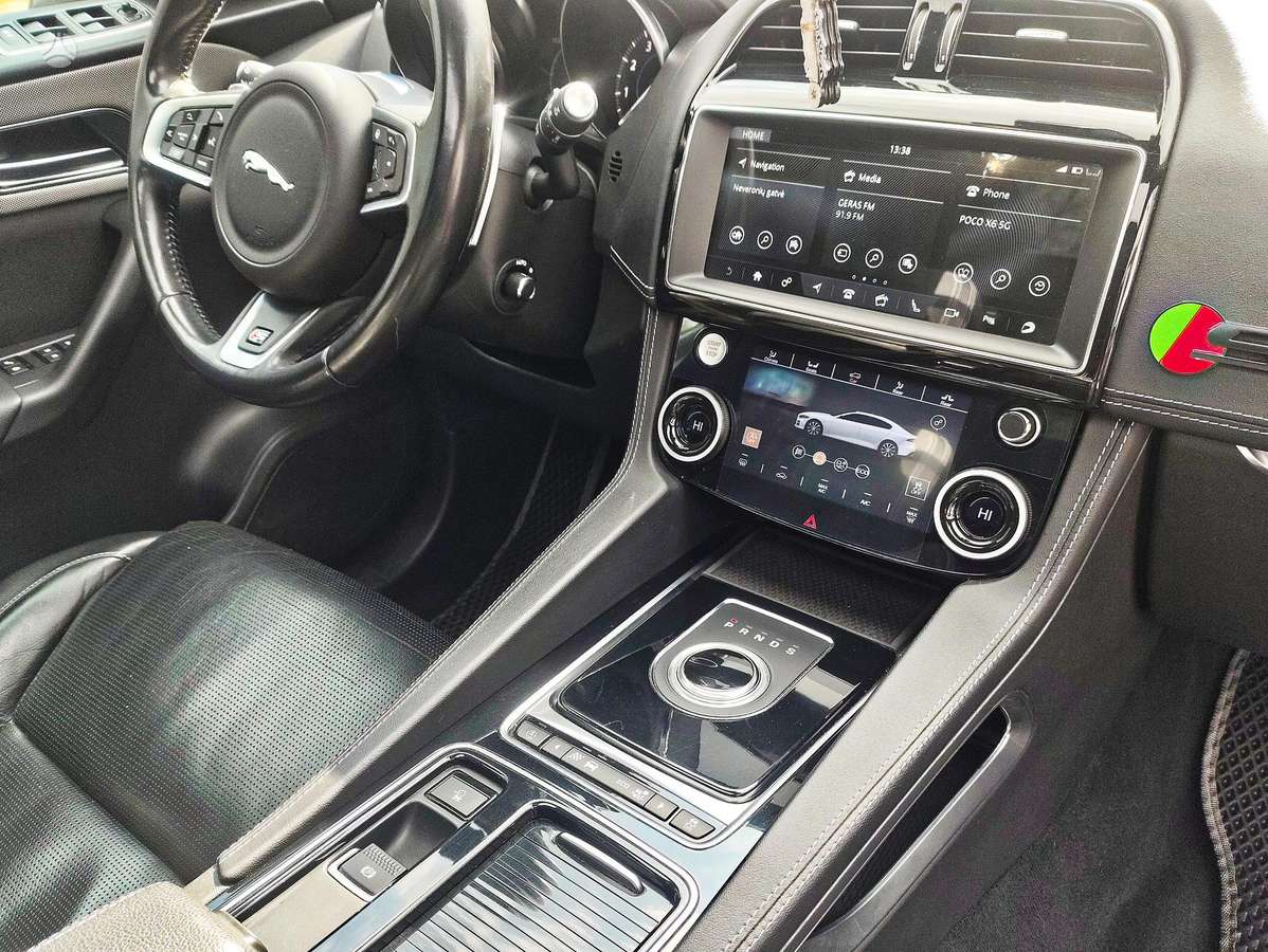 Jaguar F-Pace - 8