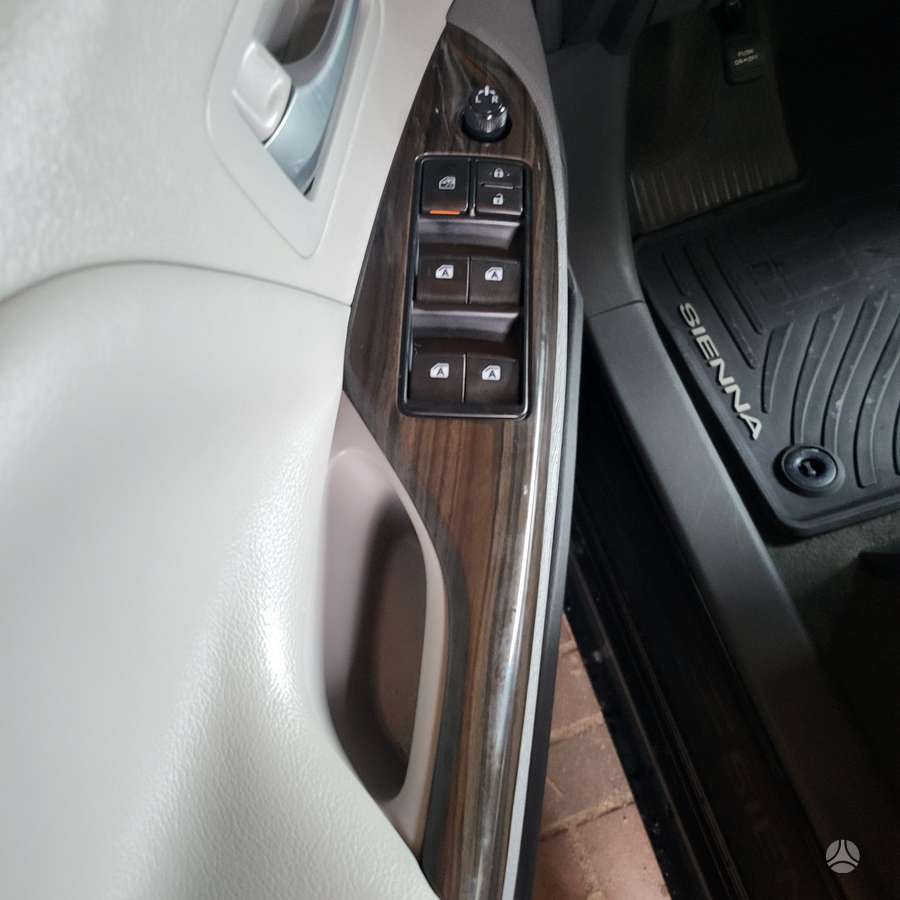 Toyota Sienna - 5