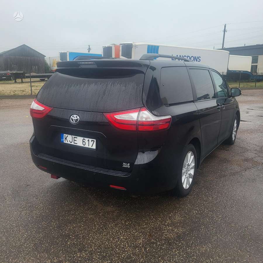 Toyota Sienna - 4