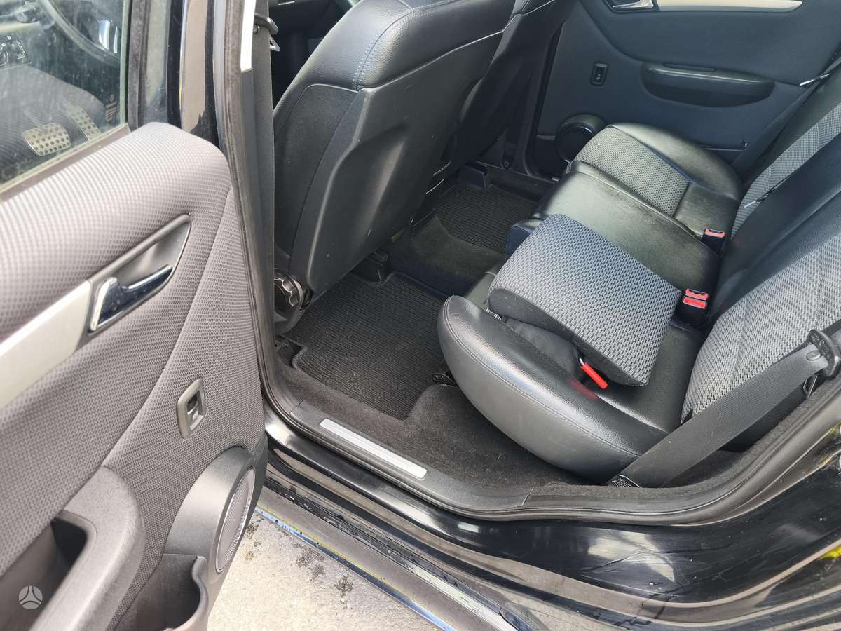 Mercedes-Benz B180 - 8