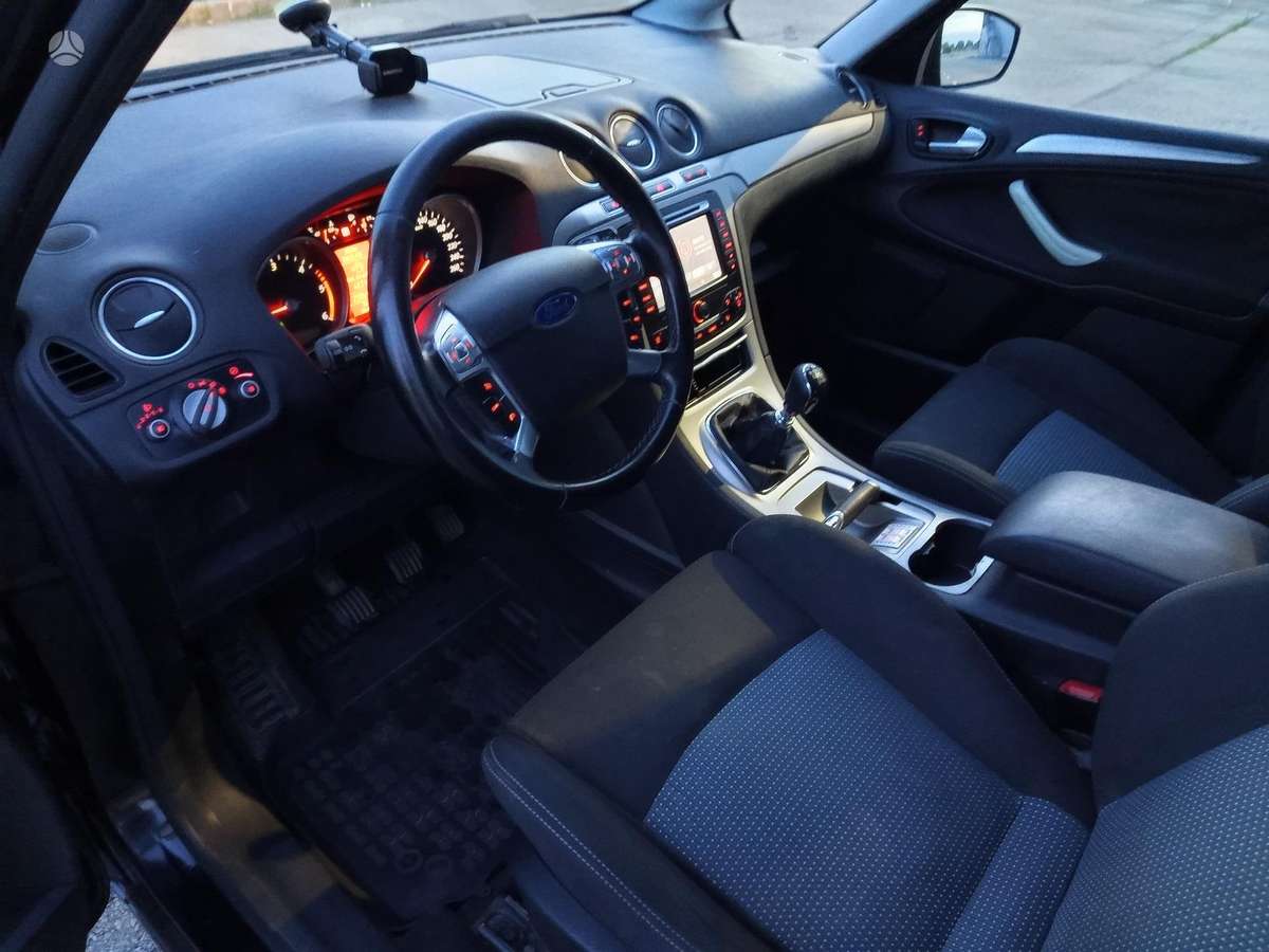Ford S-MAX - 11
