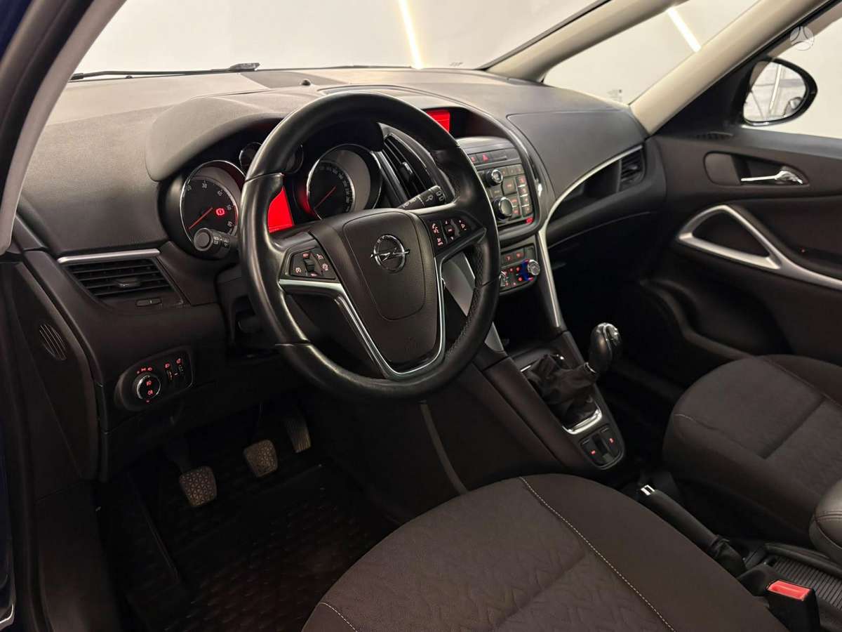 Opel Zafira Tourer - 2