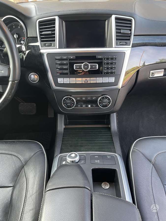 Mercedes-Benz GL550 - 10