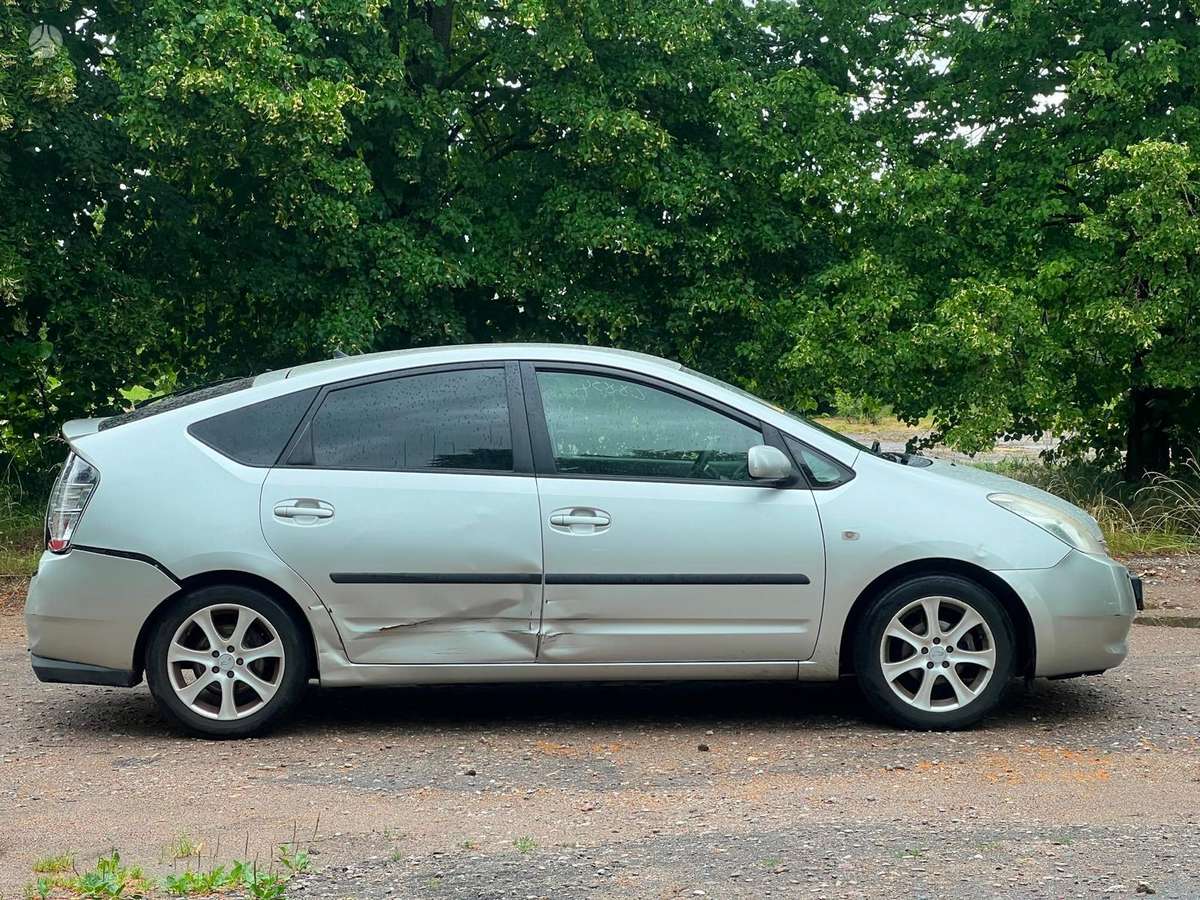 Toyota Prius - 4