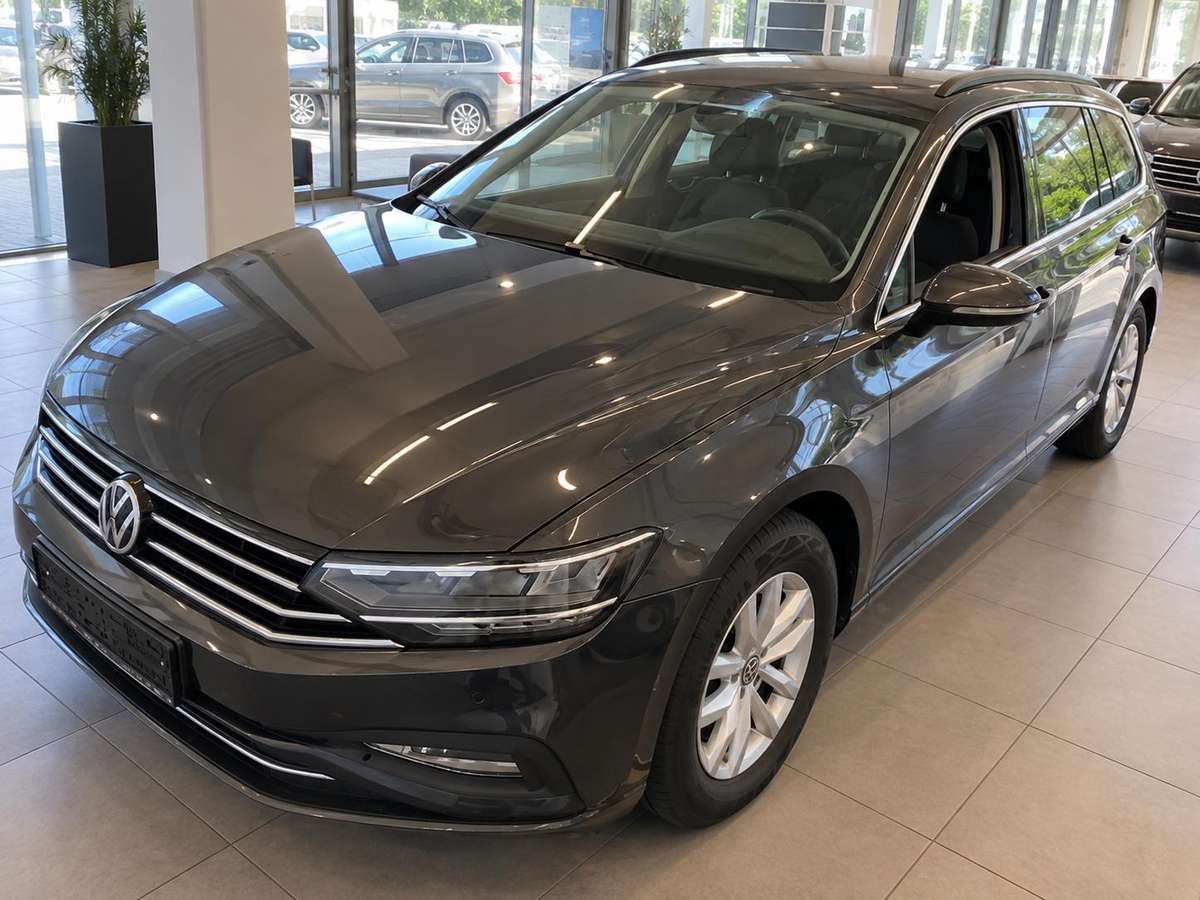 Volkswagen Passat - 1