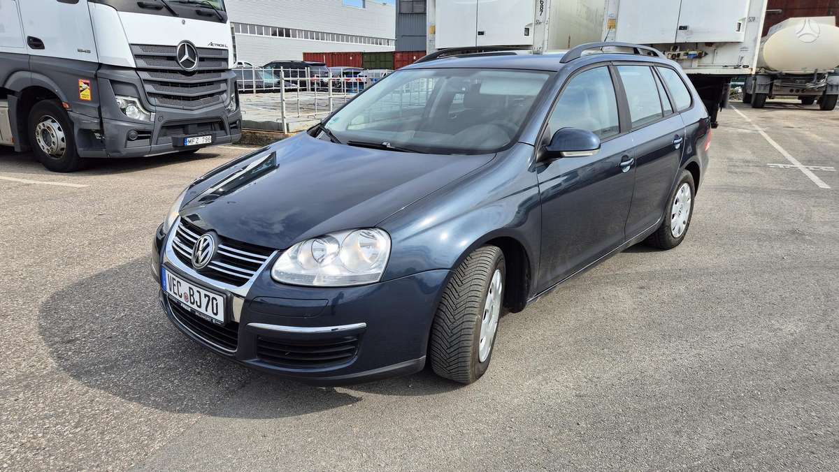 Volkswagen Golf - 1