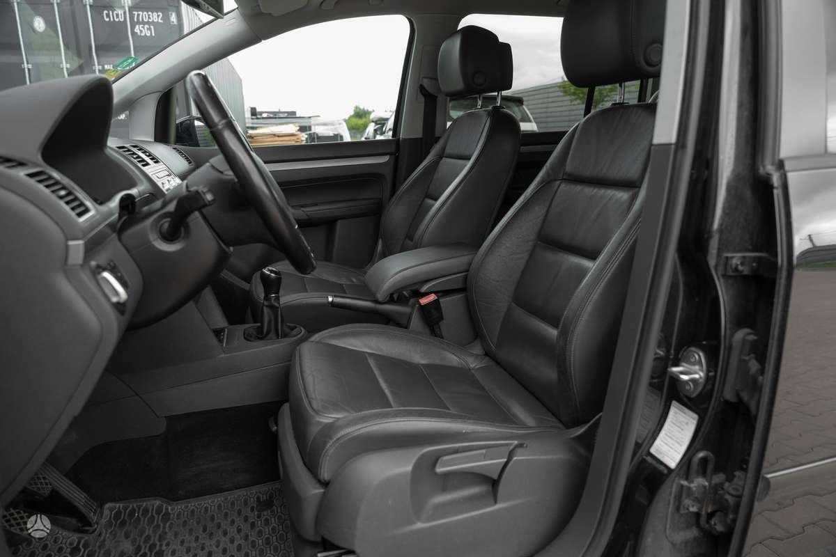 Volkswagen Touran - 12