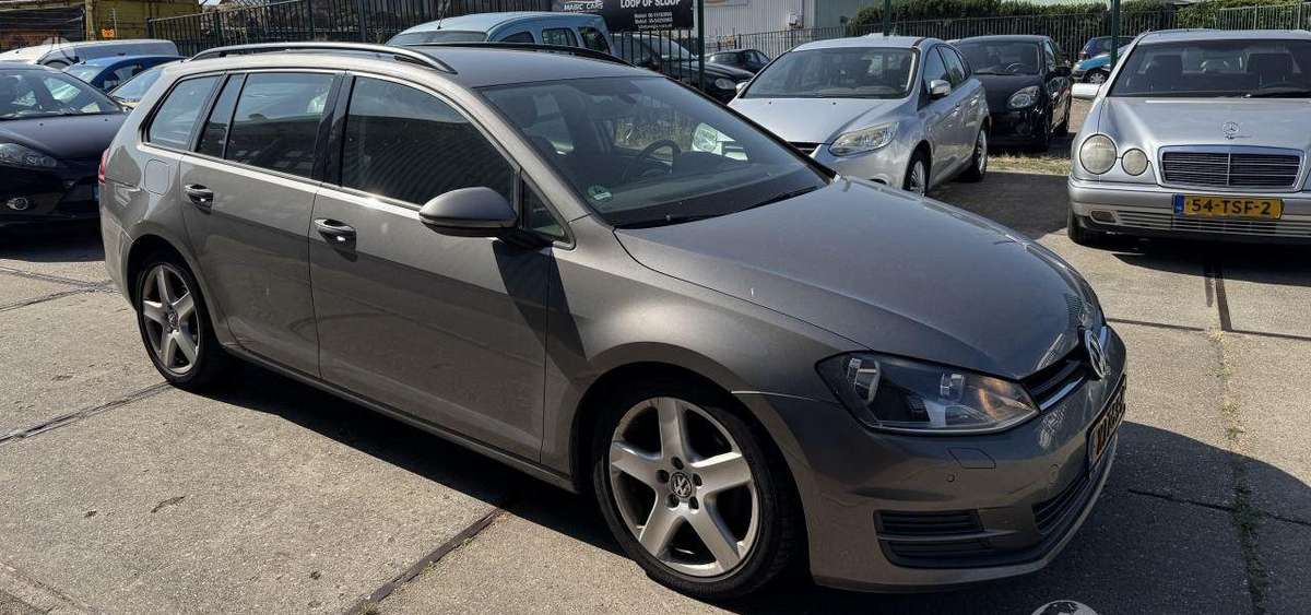 Volkswagen Golf - 1