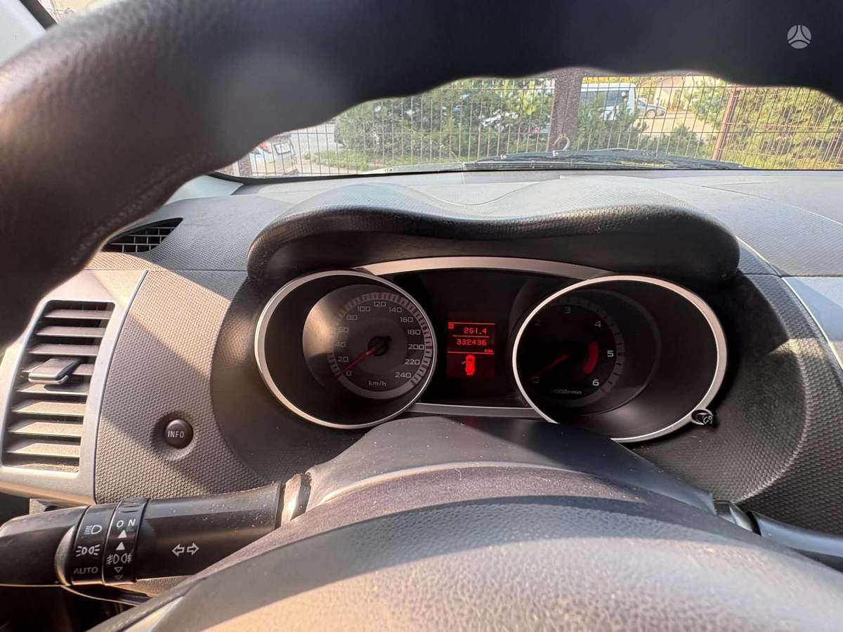 Mitsubishi Outlander - 11