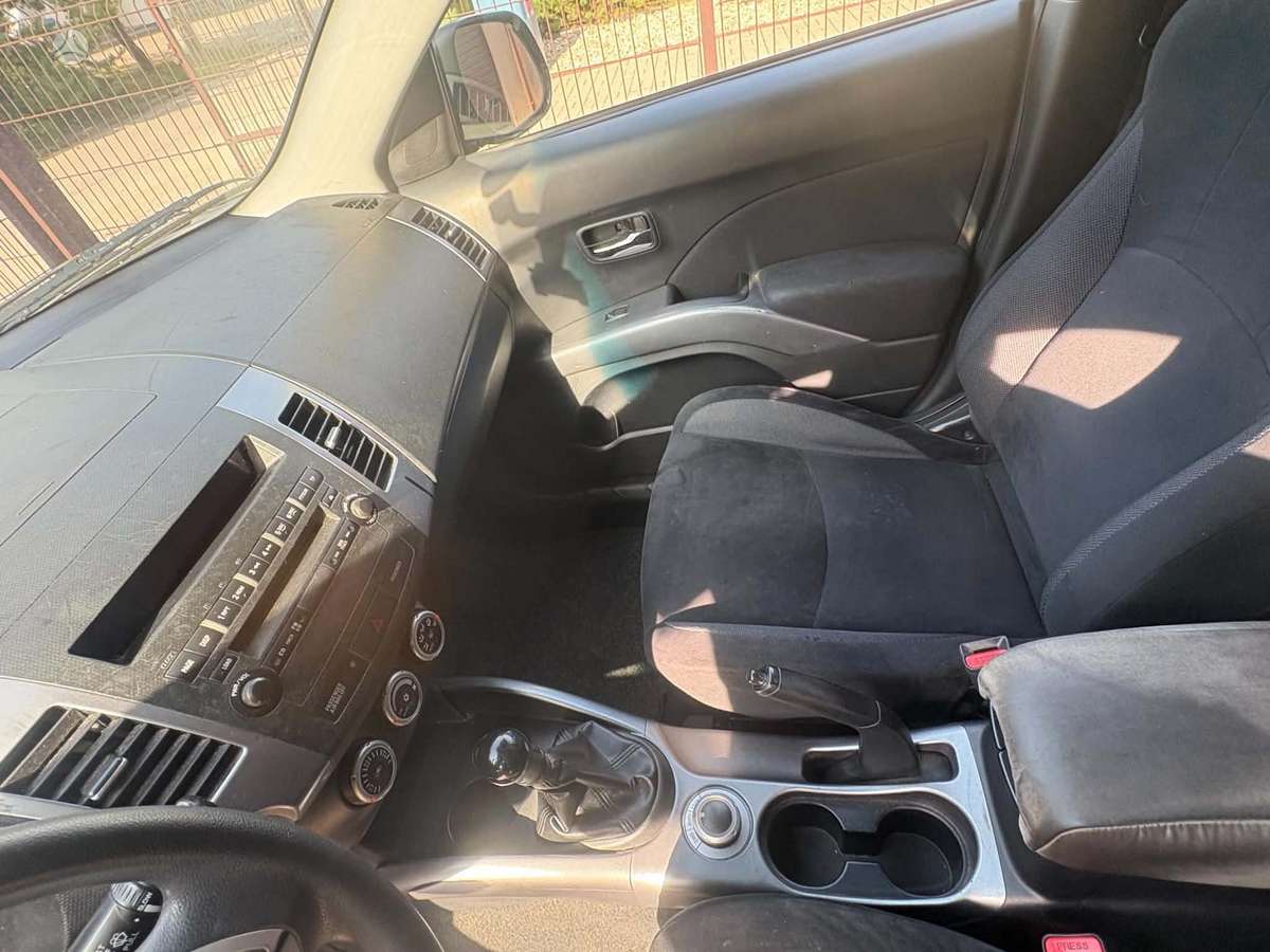 Mitsubishi Outlander - 12