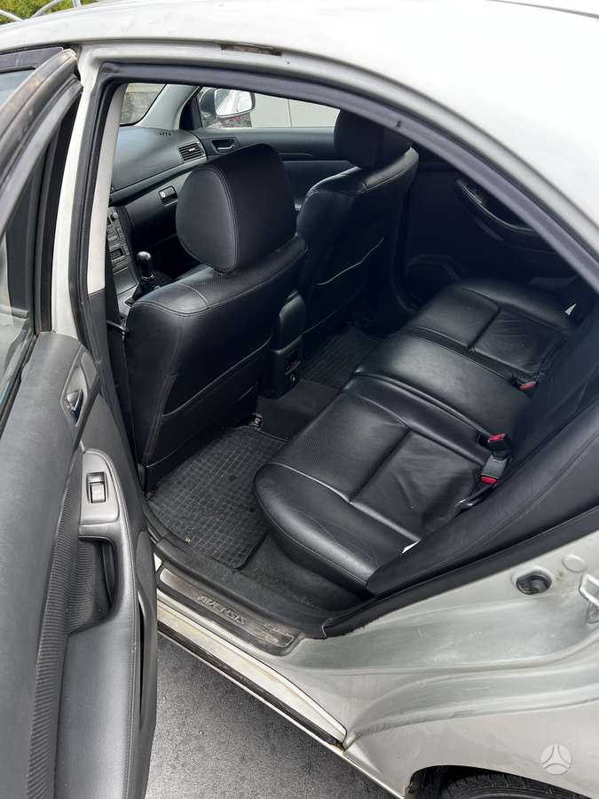 Toyota Avensis - 8
