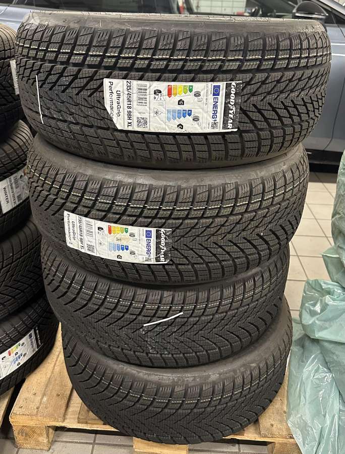 Goodyear UltraGrip Performance 3, žieminės 235/45 R18