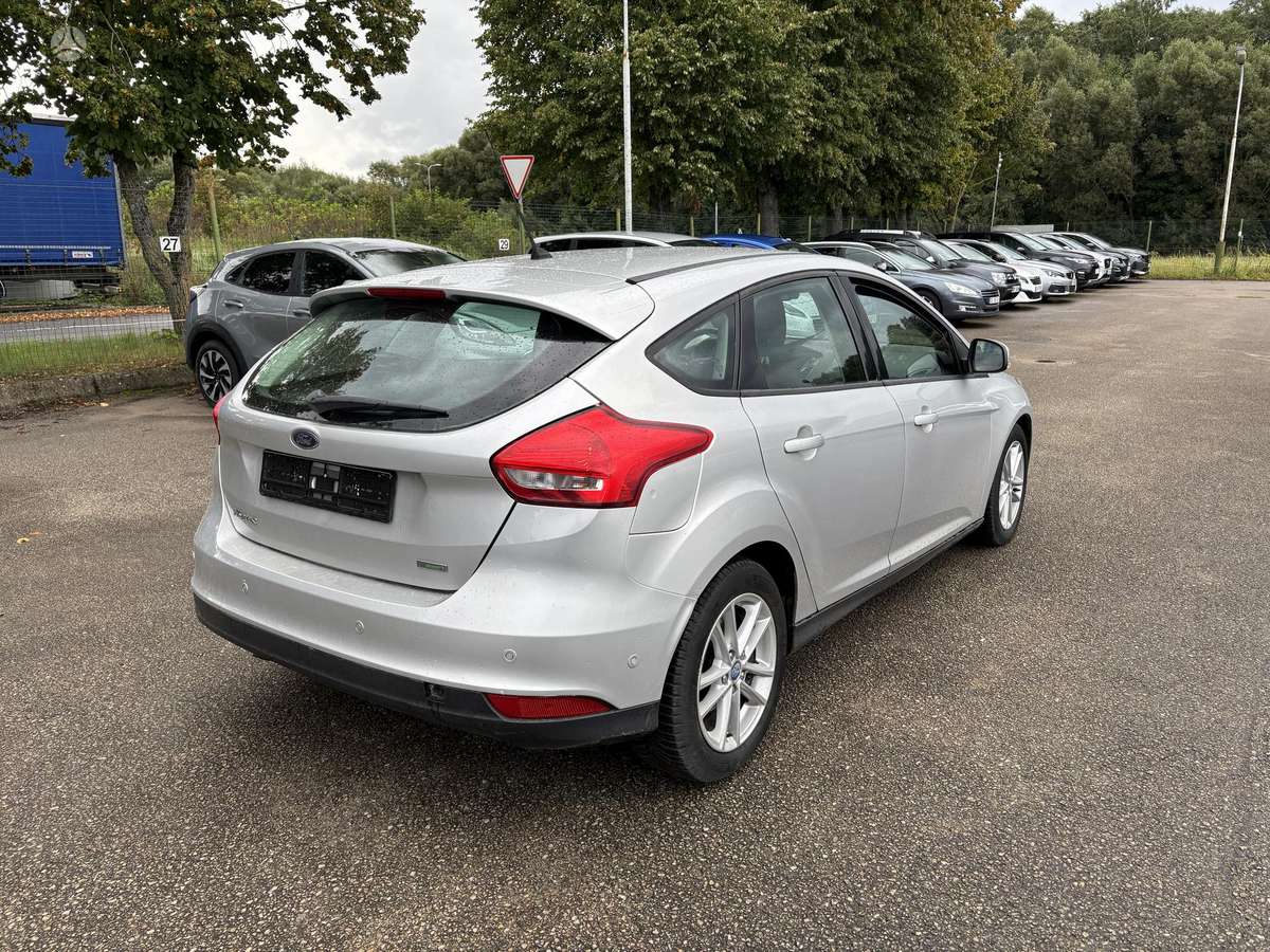 Ford Focus, Седан