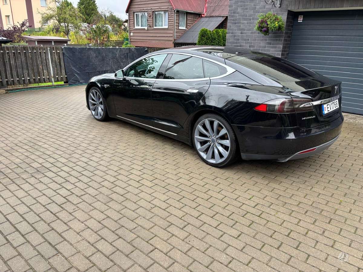 Tesla Model S - 7