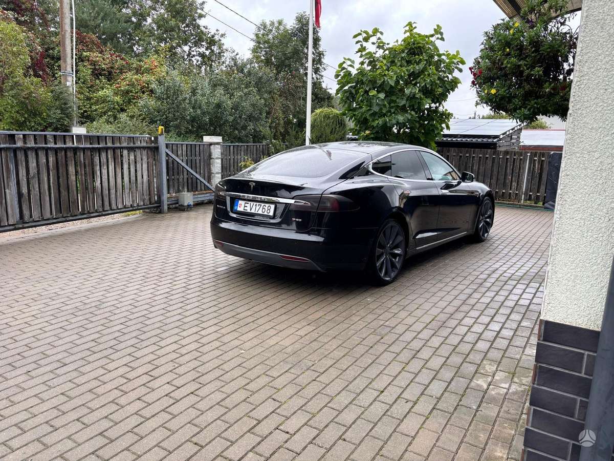 Tesla Model S - 3
