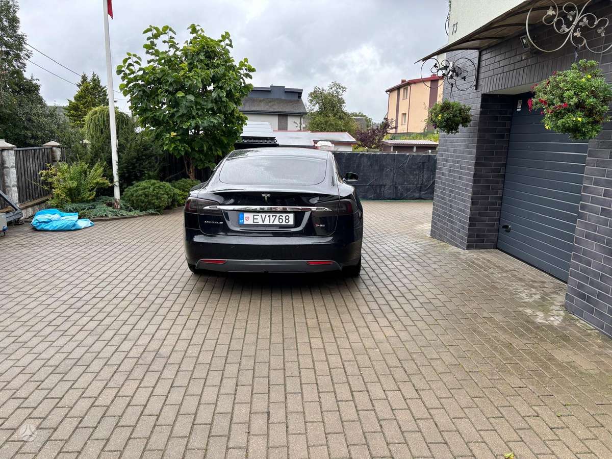 Tesla Model S - 9