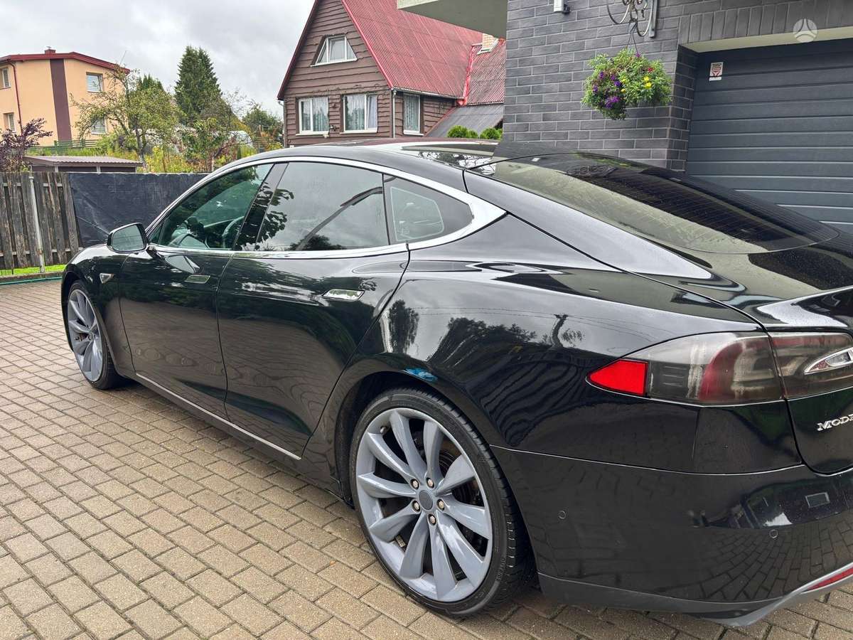 Tesla Model S - 12