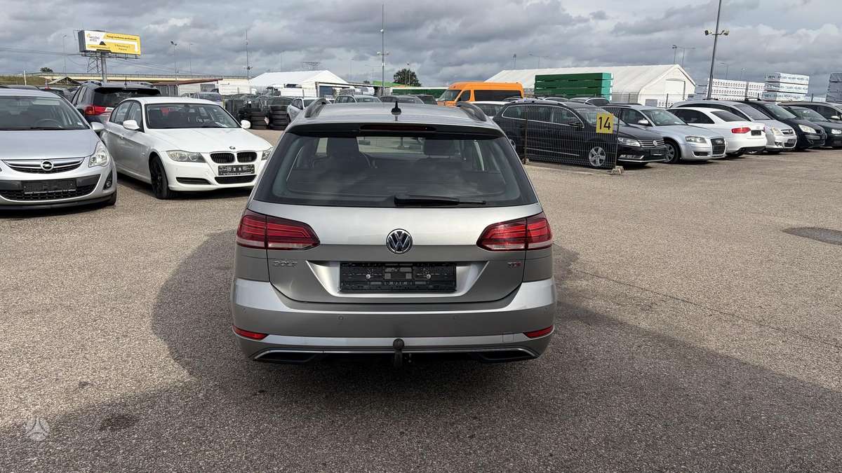 Volkswagen Golf - 6