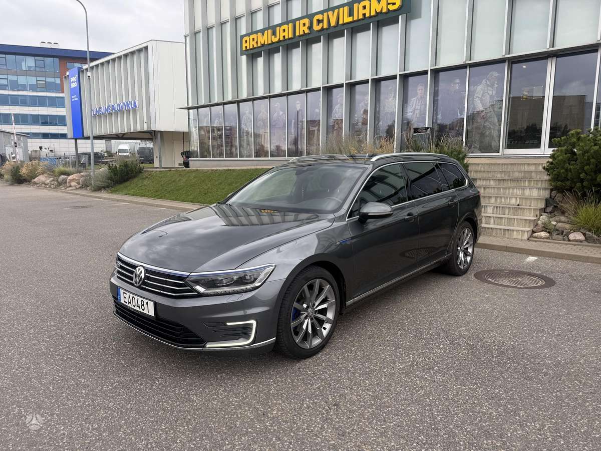 Volkswagen Passat - 1