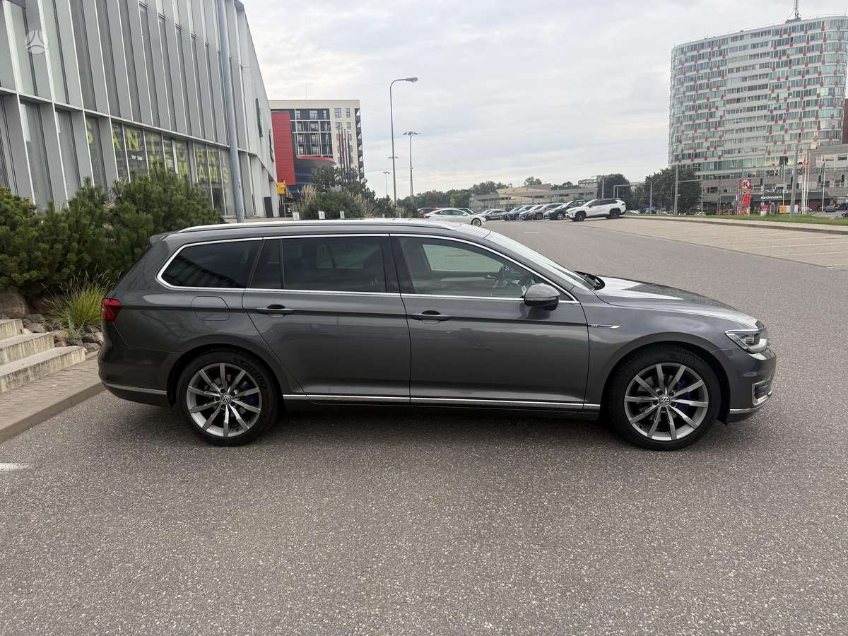 Volkswagen Passat - 4