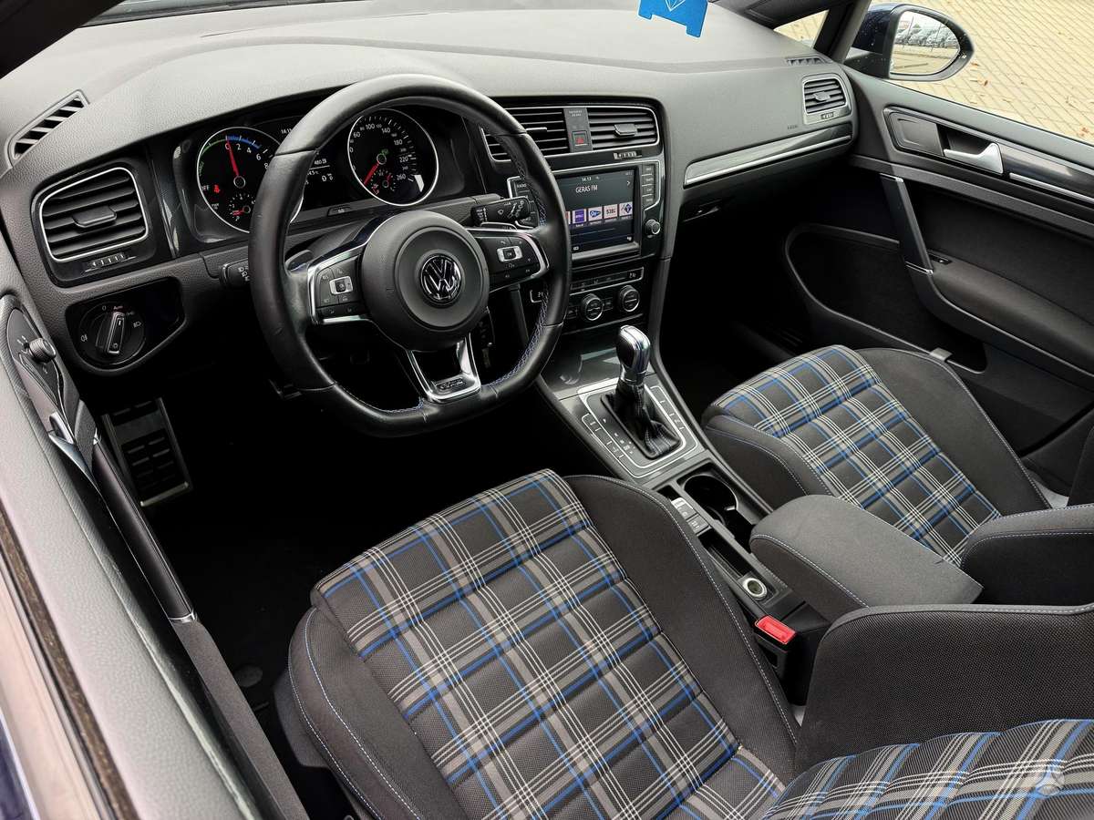 Volkswagen Golf - 5