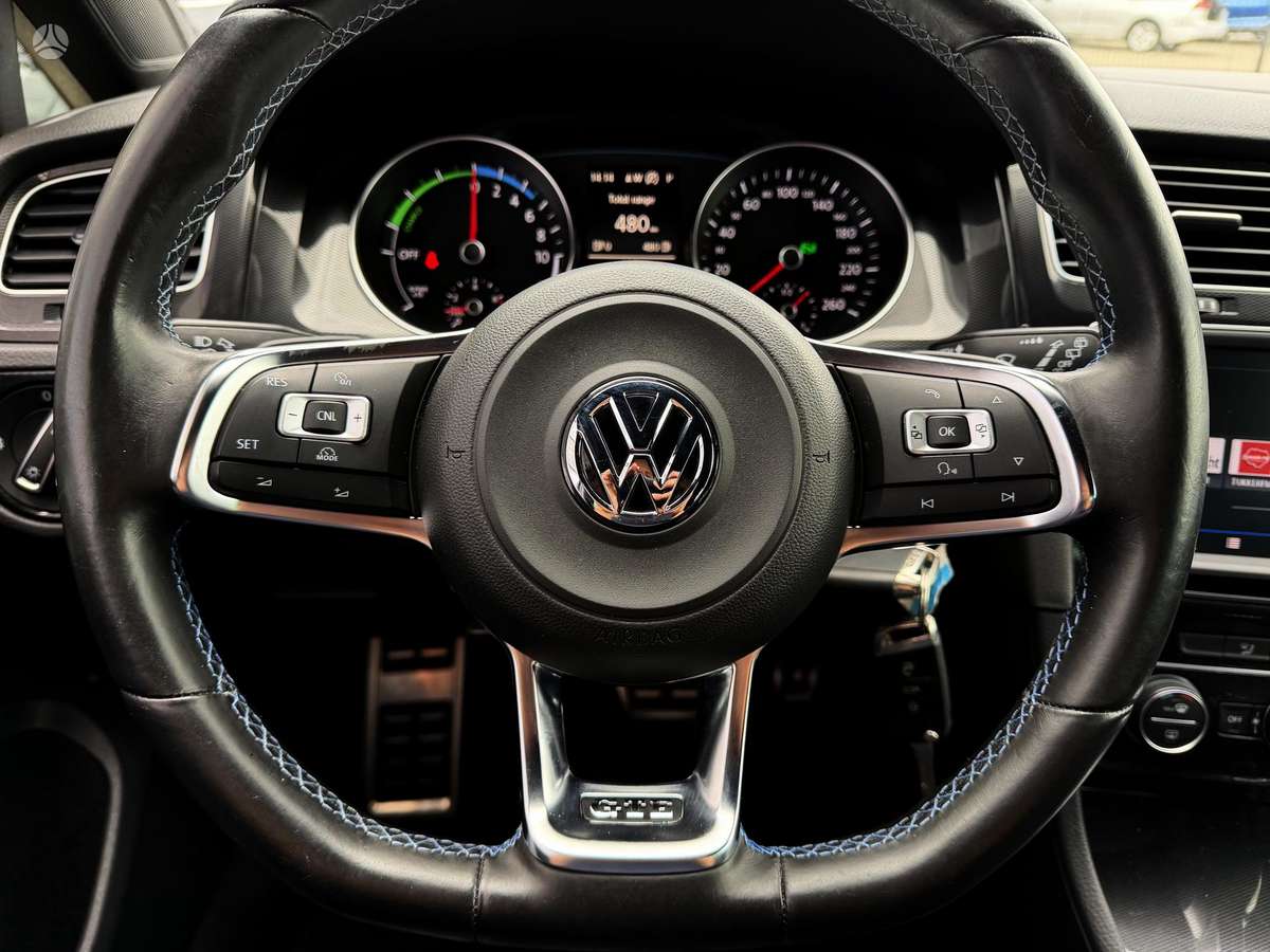 Volkswagen Golf - 6