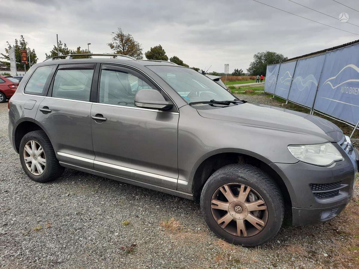 Volkswagen Touareg - 1