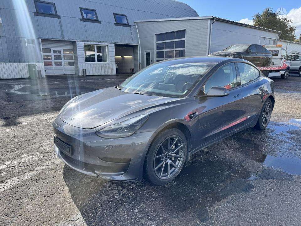 Tesla Model 3 - 1