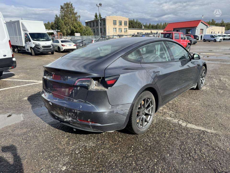 Tesla Model 3 - 4
