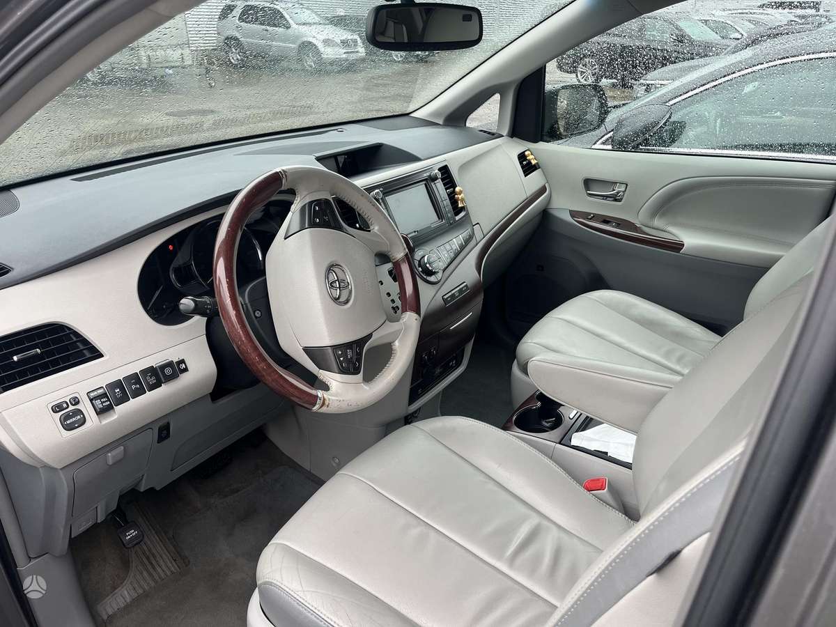 Toyota Sienna - 5