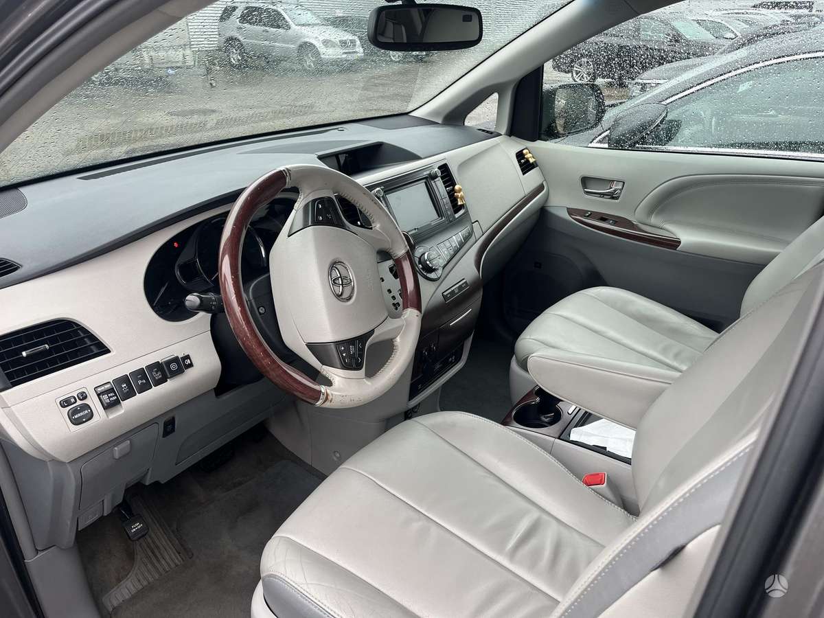 Toyota Sienna - 6