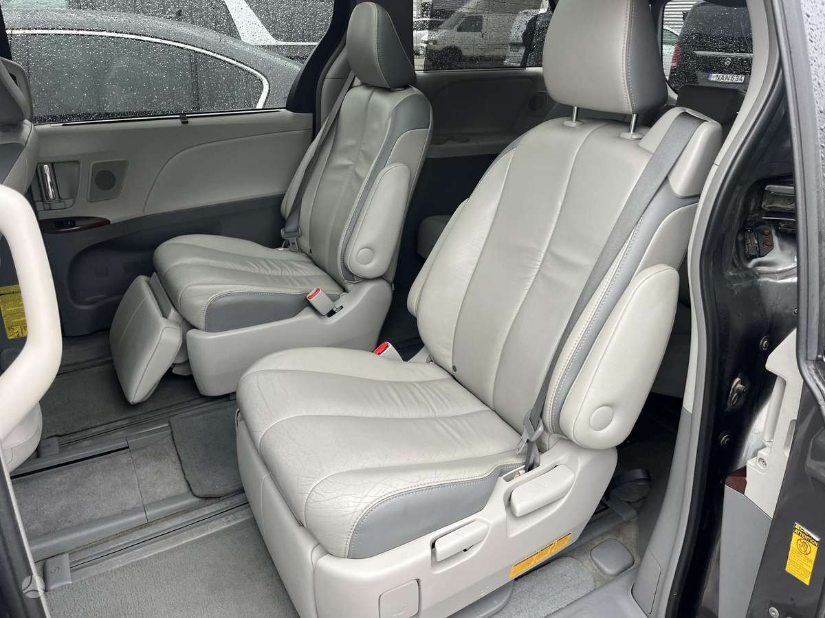 Toyota Sienna - 7