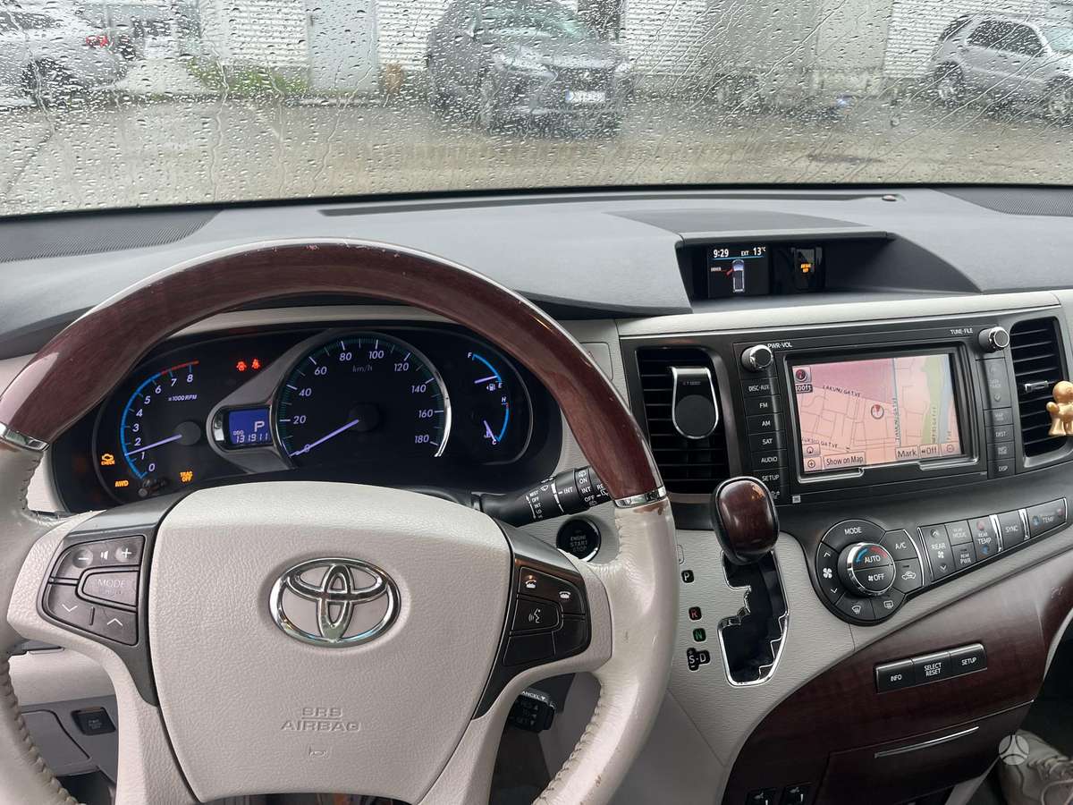 Toyota Sienna - 8