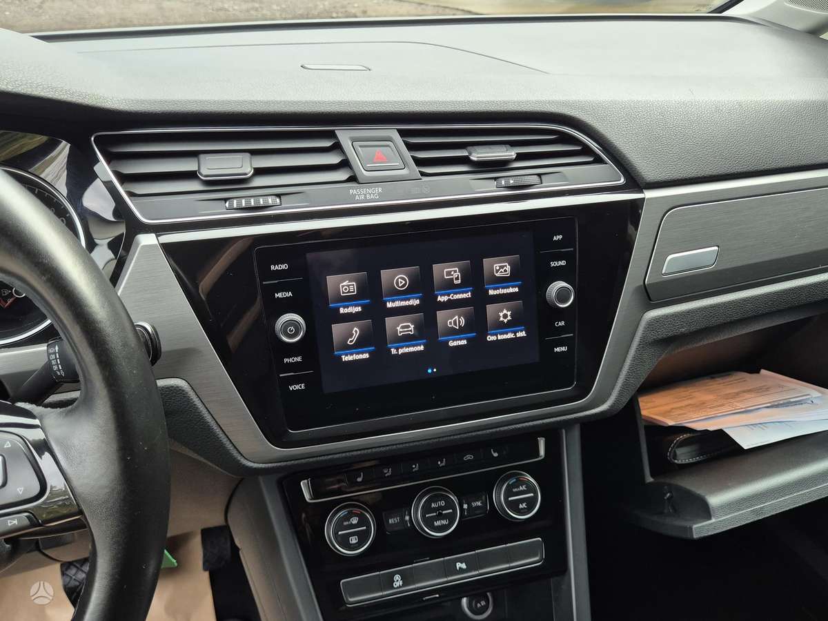 Volkswagen Touran - 12
