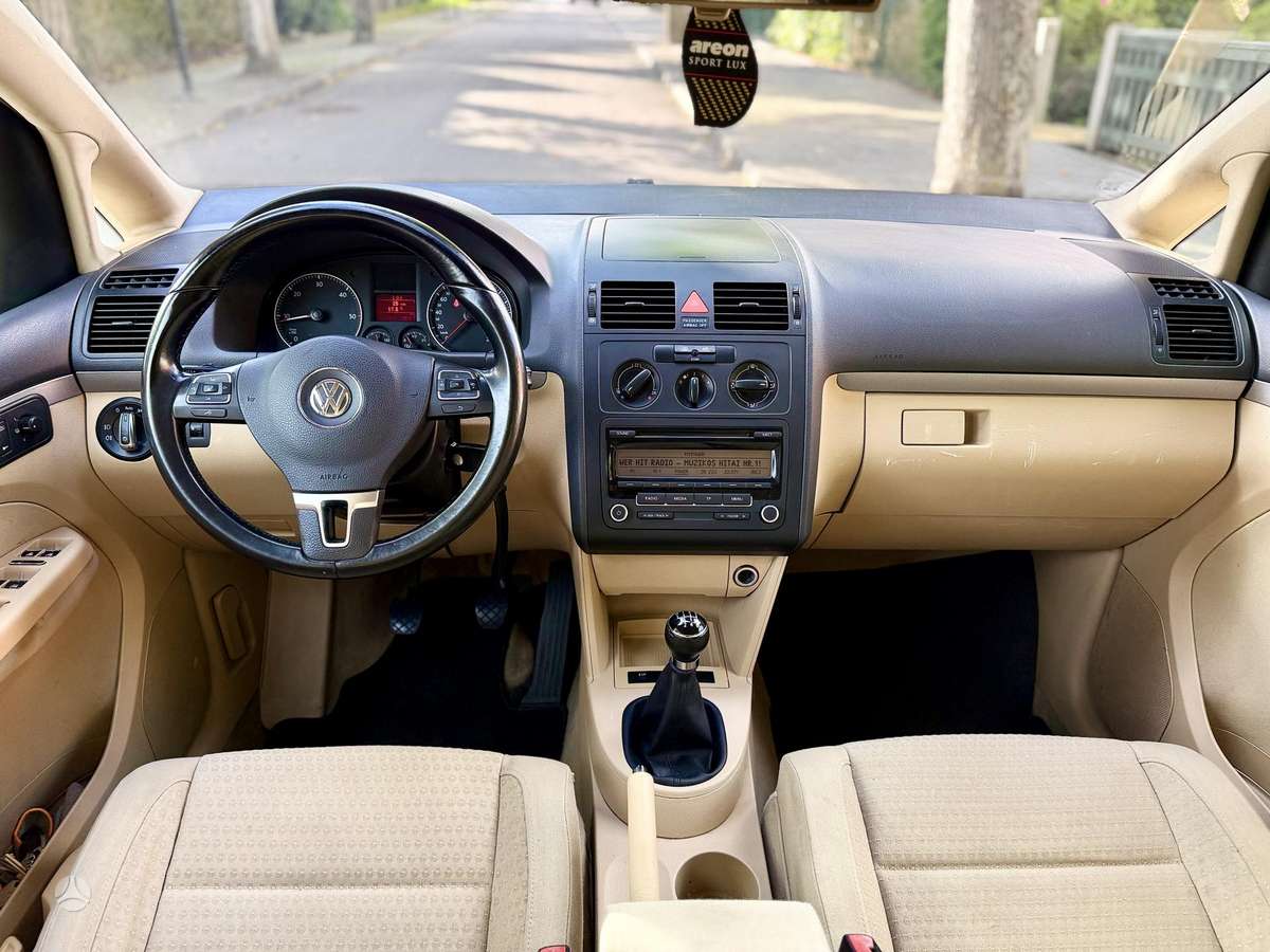 Volkswagen Touran - 12
