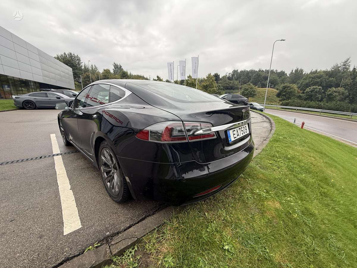 Tesla Model S - 3