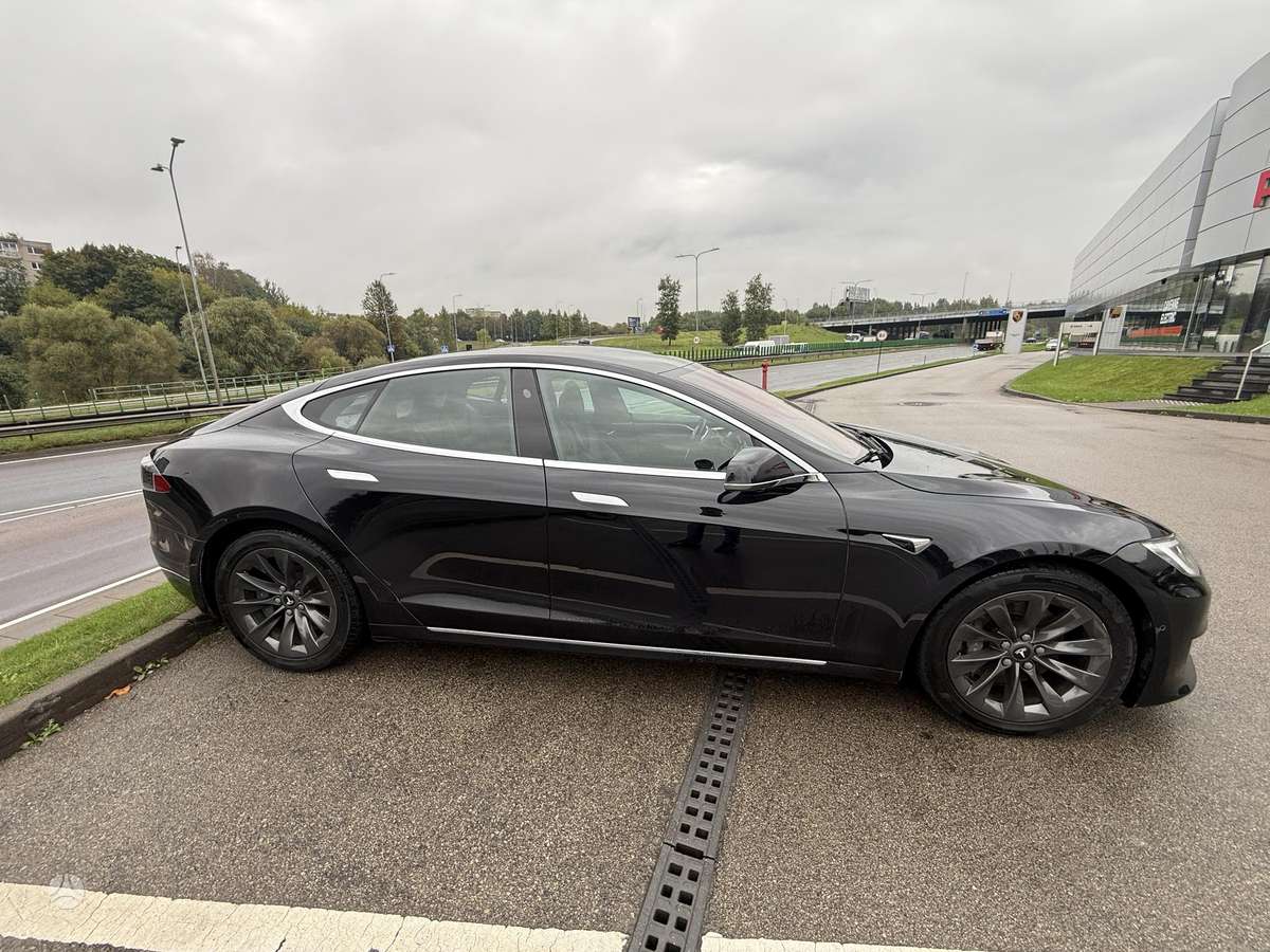 Tesla Model S - 4