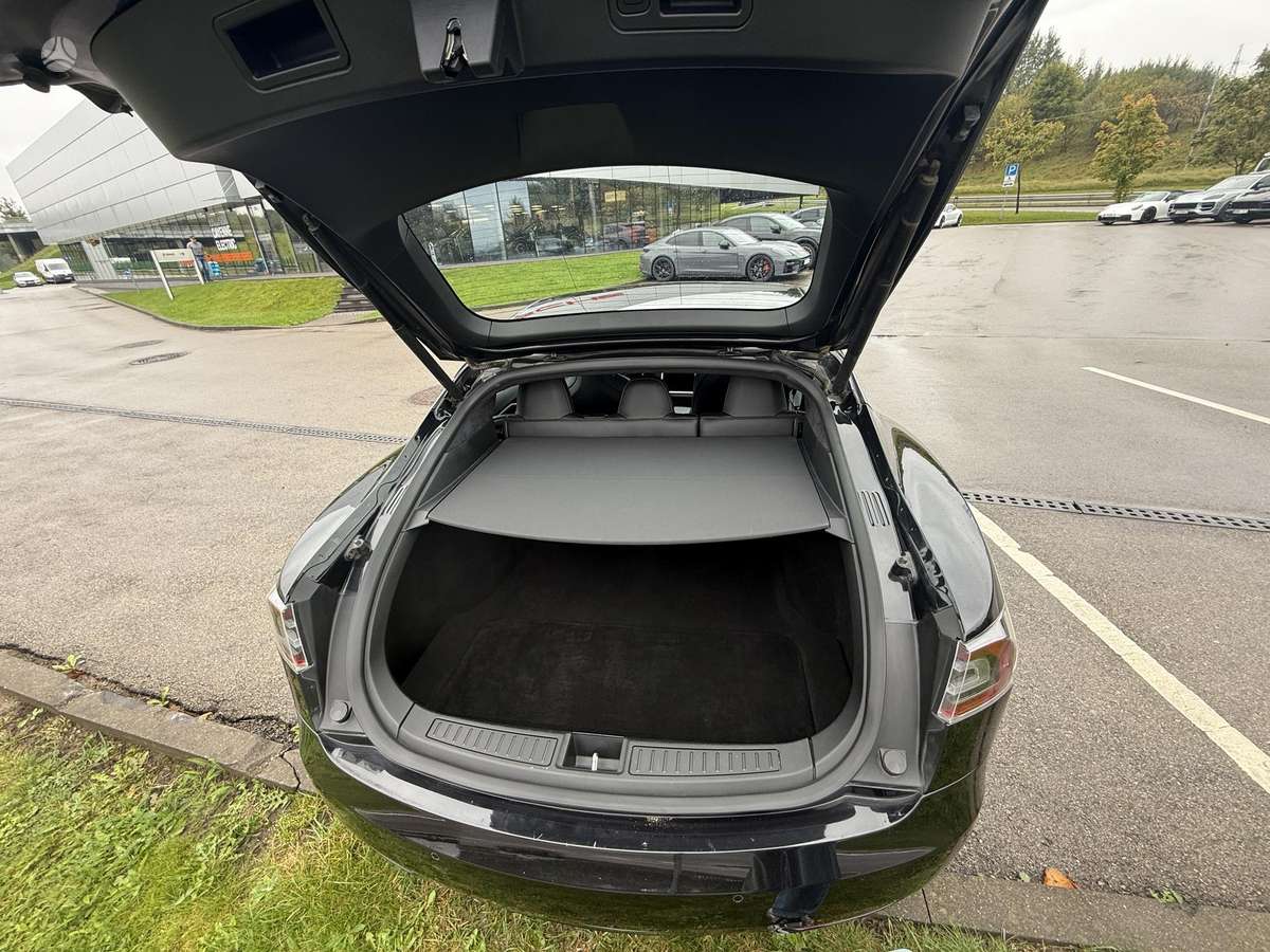 Tesla Model S - 8