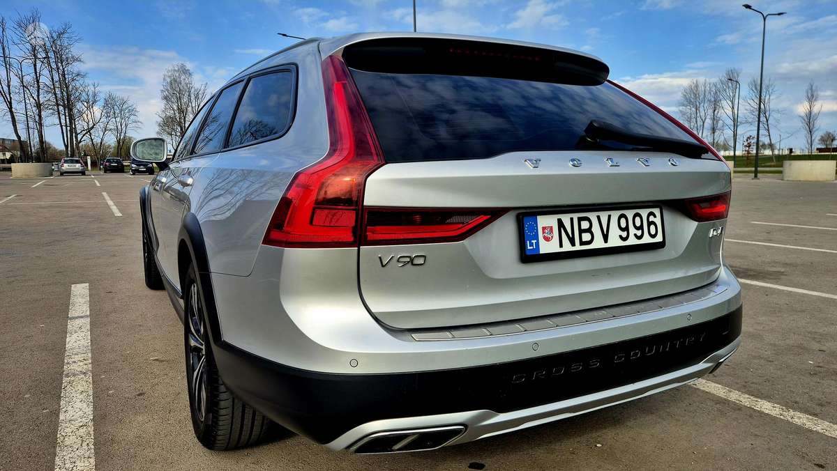 Volvo V90 Cross Country - 10