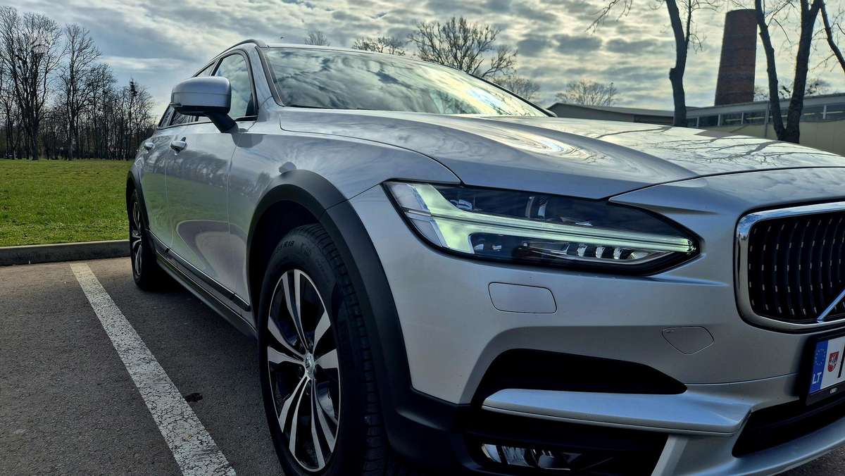 Volvo V90 Cross Country - 11
